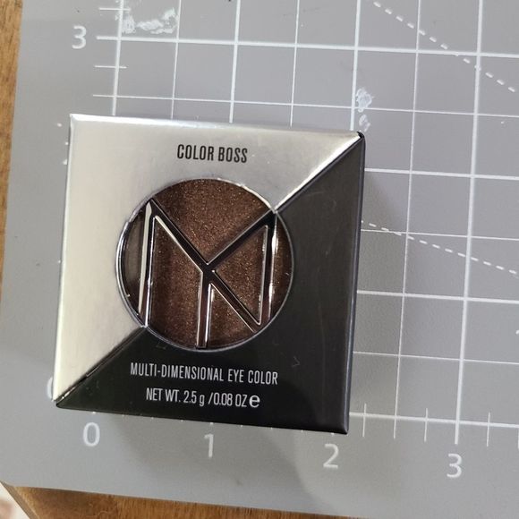 IL MAKIAGE Color Boss Multi-Dimensional Eye Shadow Color in News Flash - Picture 5 of 7